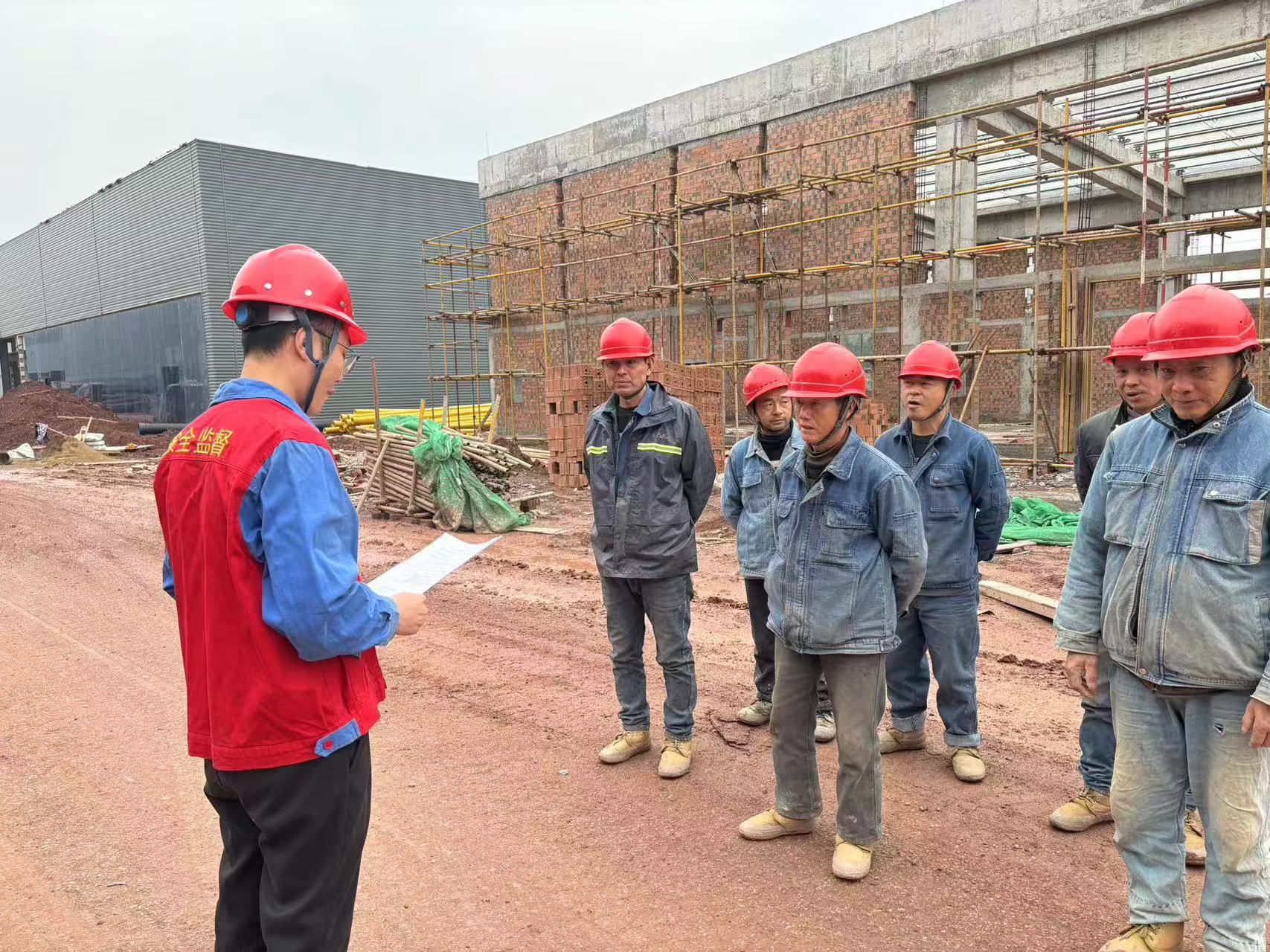 項(xiàng)目負(fù)責(zé)人定期組織對班組及施工隊(duì)伍的安全宣導(dǎo)